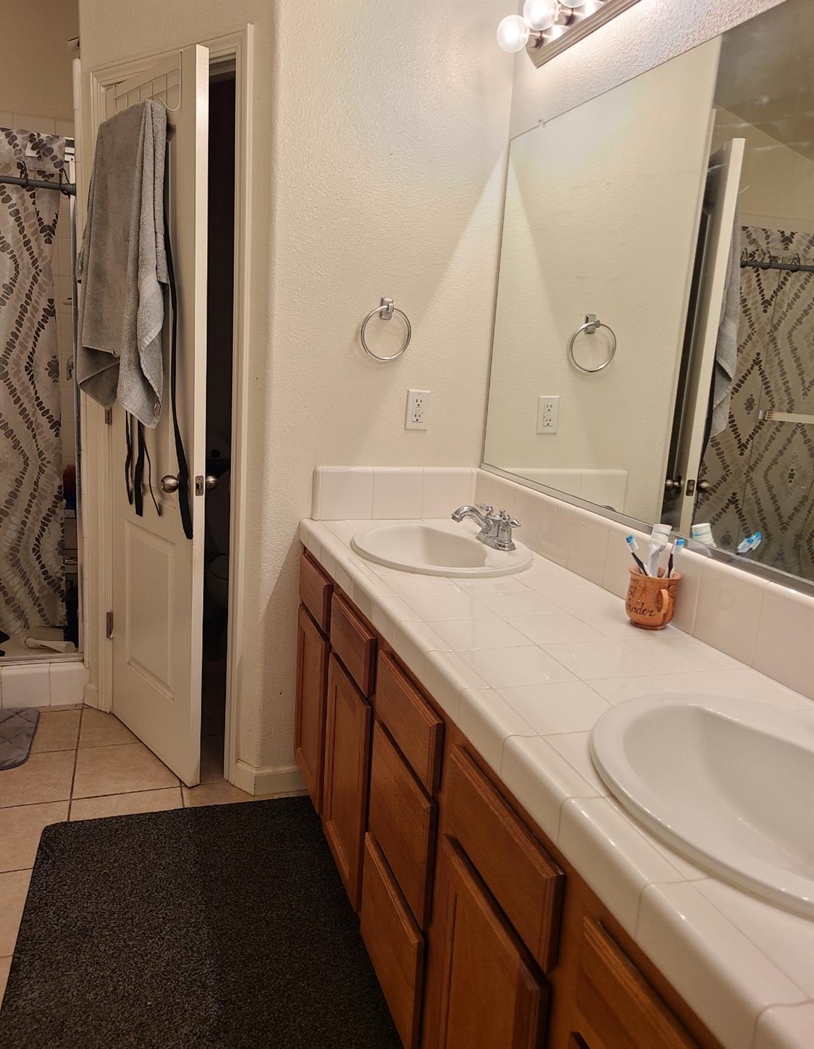 440 East Stanley Avenue Reedley, CA 93654 - Photo 14 of 25 a bathroom with a sink and a mirror