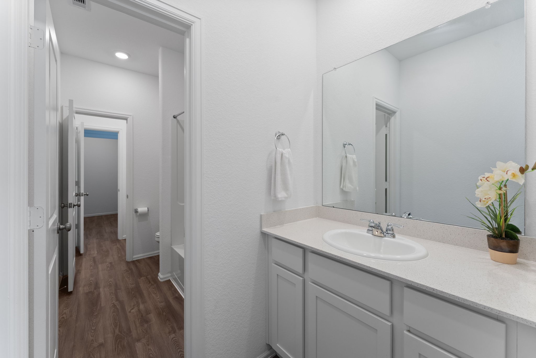 2850 Paradise Ridge Way Conroe, TX 77301 - Photo 14 of 20 Jack and Jill bathroom connecting 2 bedrooms.
