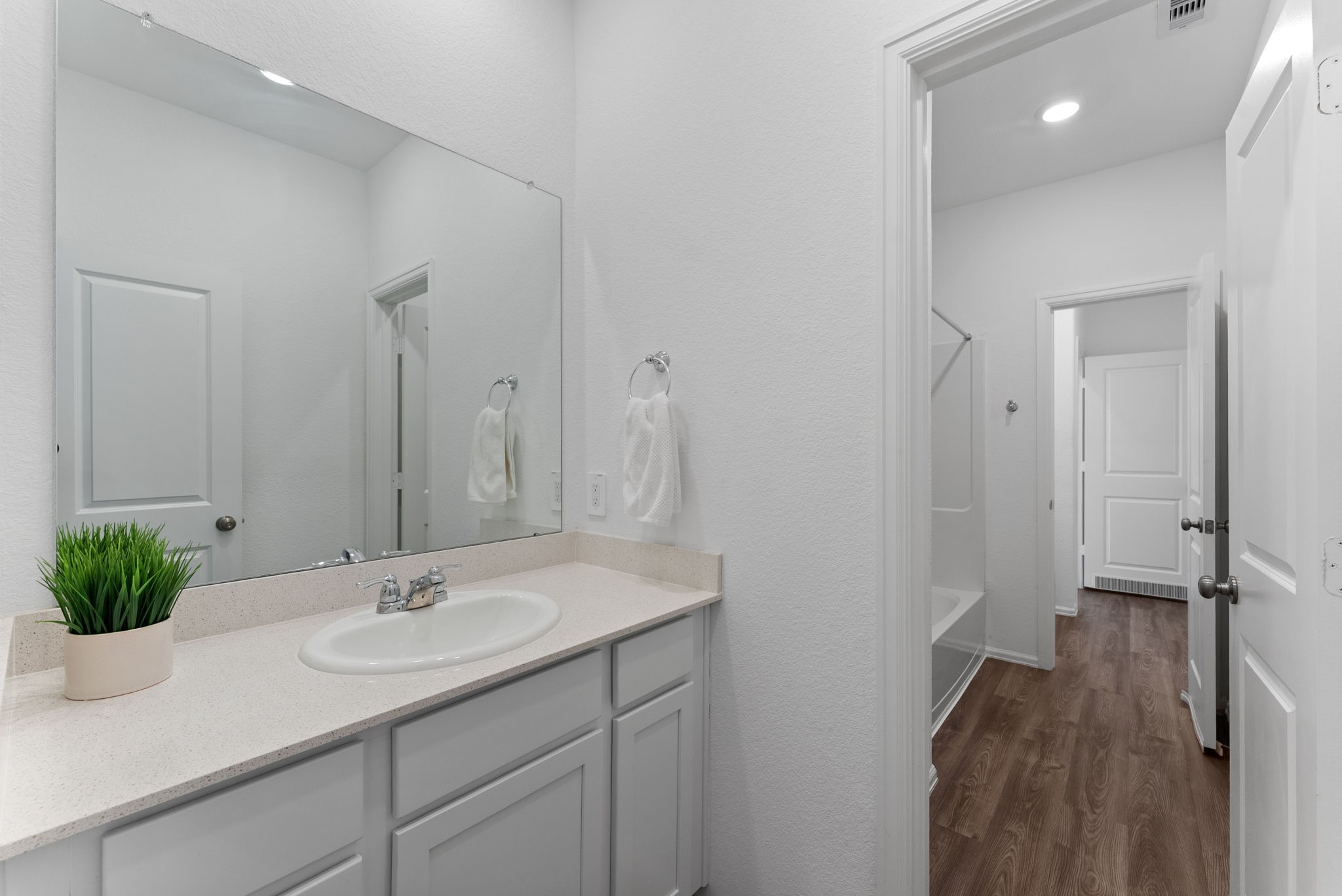 2850 Paradise Ridge Way Conroe, TX 77301 - Photo 17 of 21 Jack and Jill bathroom connecting 2 bedrooms.