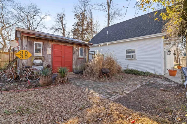 a view of a house with backyard and plants
