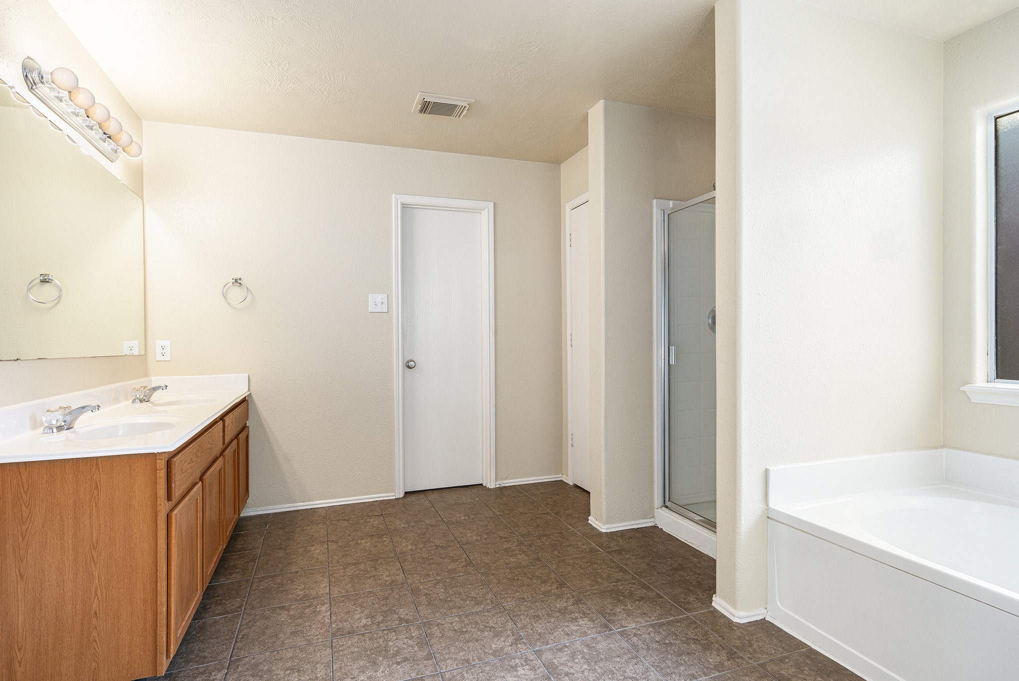 18227 Thicket Grove Road Houston, TX 77084 - Photo 13 of 28 a bathroom with a sink and a bathtub