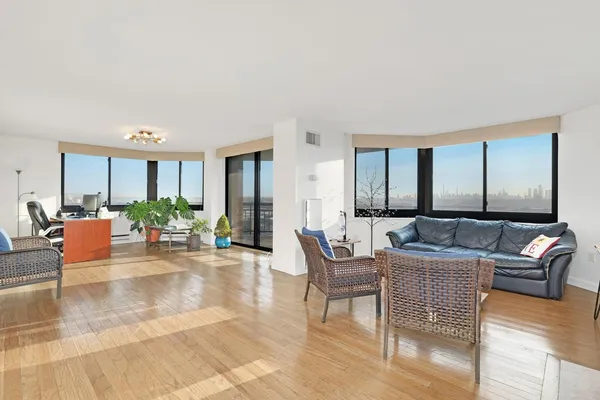 $3,100 | 1733 Harmon Cove Tower, Secaucus, NJ 07094