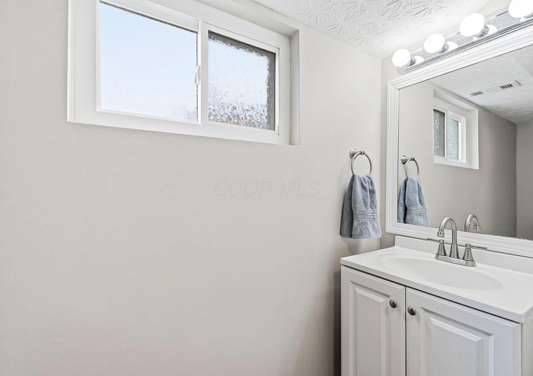 2949 Cortona Road Columbus, OH 43204 - Photo 24 of 38 Half Bath