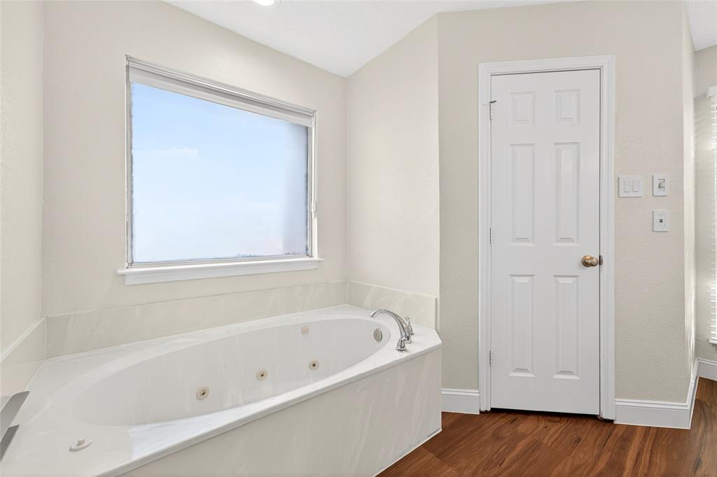 1804 Hunters Ridge Drive Grapevine, TX 76051 - Photo 18 of 36 Spa garden tub with jets