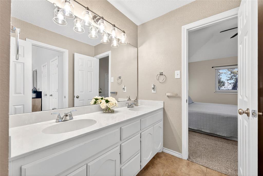 1804 Hunters Ridge Drive Grapevine, TX 76051 - Photo 21 of 36 Jack/Jill bathroom between two bedrooms