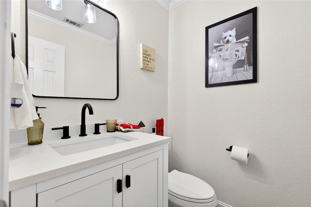 1804 Hunters Ridge Drive Grapevine, TX 76051 - Photo 24 of 36 Downstairs Guest bathroom