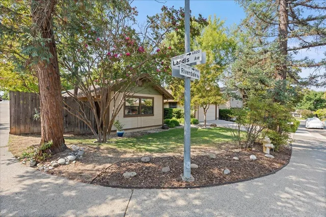 a view of a yard in front of a house