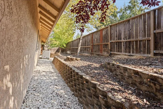 a view of a backyard with pathway