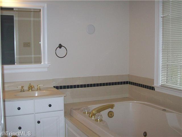 635 Roslyn Road Winston-Salem, NC 27104 - Photo 14 of 15 Master Bath/Spa.
