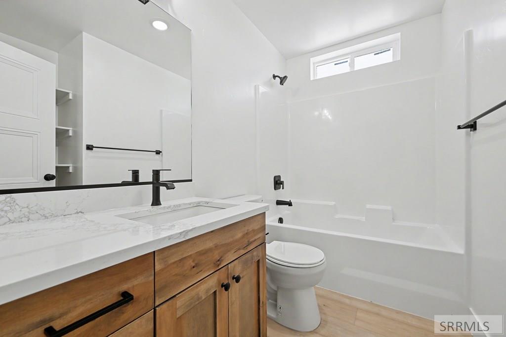 3162 Elixir Road Ammon, ID 83406 - Photo 9 of 13 Bathroom 2