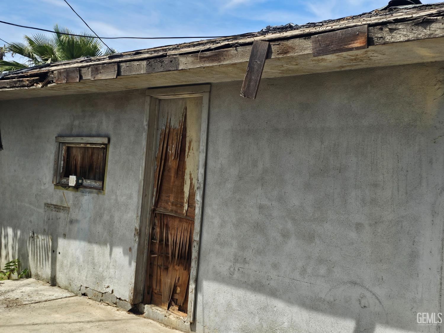Undisclosed Address Bakersfield, CA 93304 - Photo 12 of 15 a close view of a bathroom
