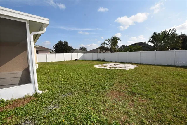 a view of a backyard