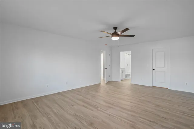 an empty room with fan and a ceiling fan