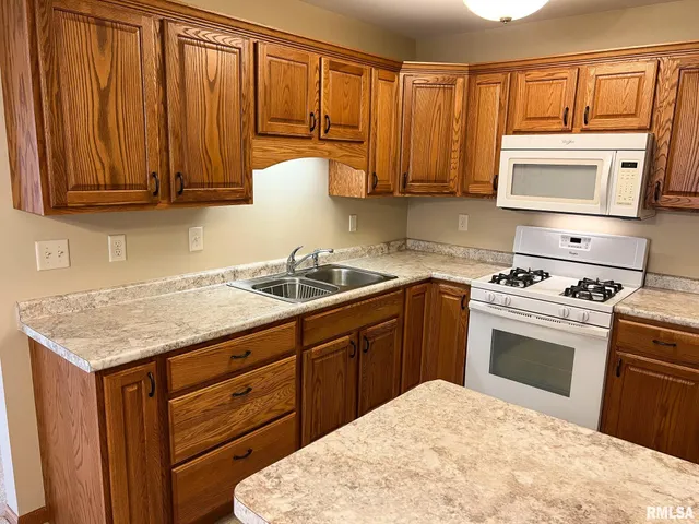 $169,900 | 1138 Breeze Way, Washington, IL 61571