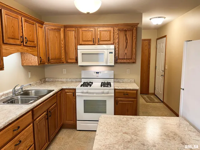 $169,900 | 1138 Breeze Way, Washington, IL 61571