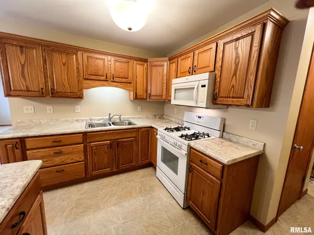 $169,900 | 1138 Breeze Way, Washington, IL 61571