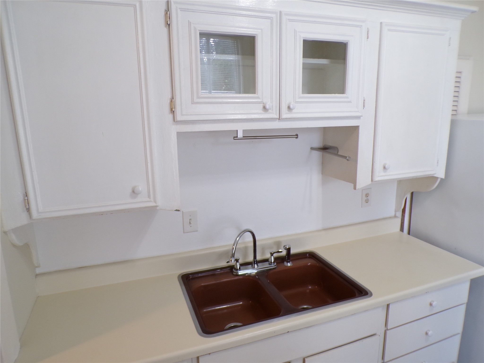 3416 Morrison Street, Unit 7 Houston, TX 77009 - Photo 18 of 21 Double kitchen sink -
Great Retro - new disposal installed in september
