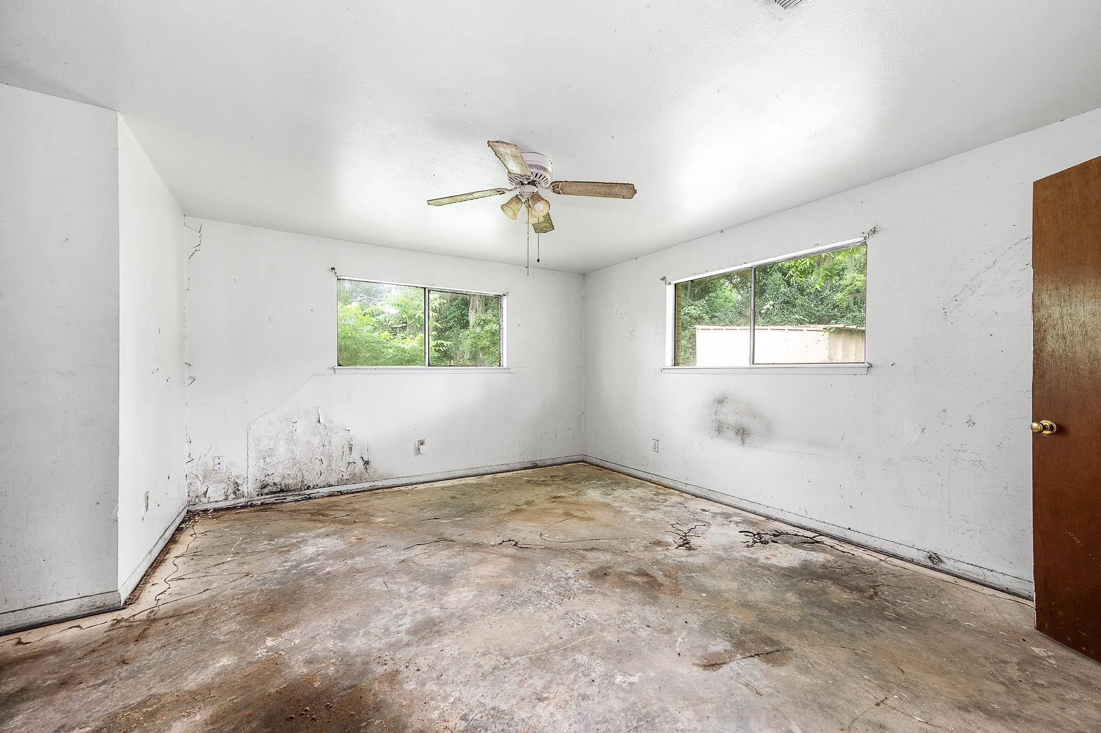 2719 Farm To Market 524 Road Sweeny, TX 77480 - Photo 13 of 20 an empty room with windows and ceiling fan