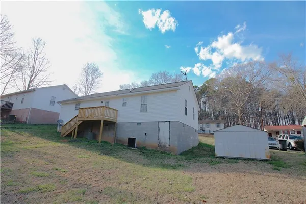 a view of a house with a yard