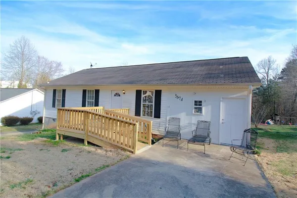a view of a house with a yard