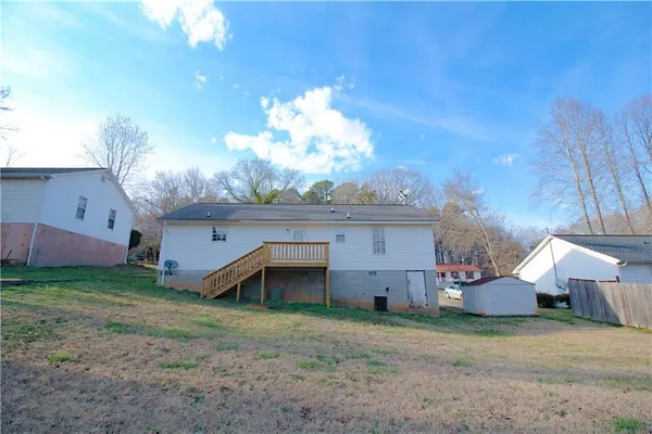 a view of a house with a backyard