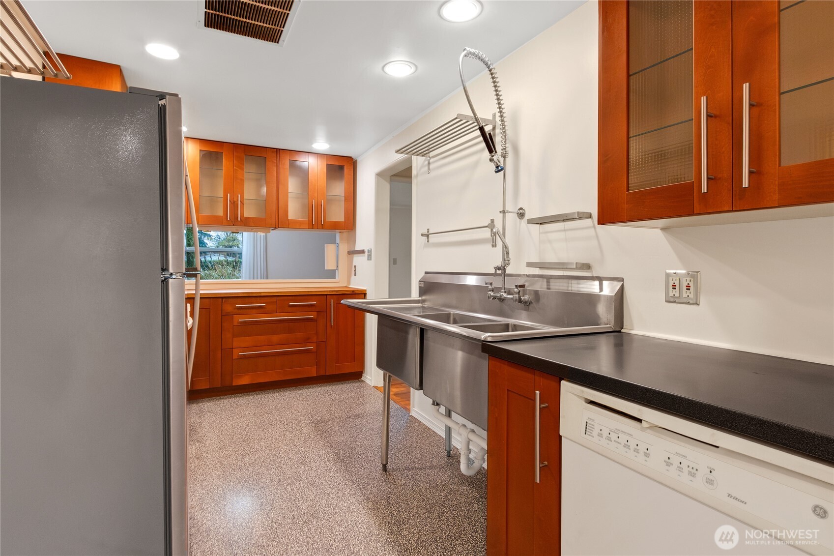 1316 Southwest 116th Street Seattle, WA 98146 - Photo 10 of 26