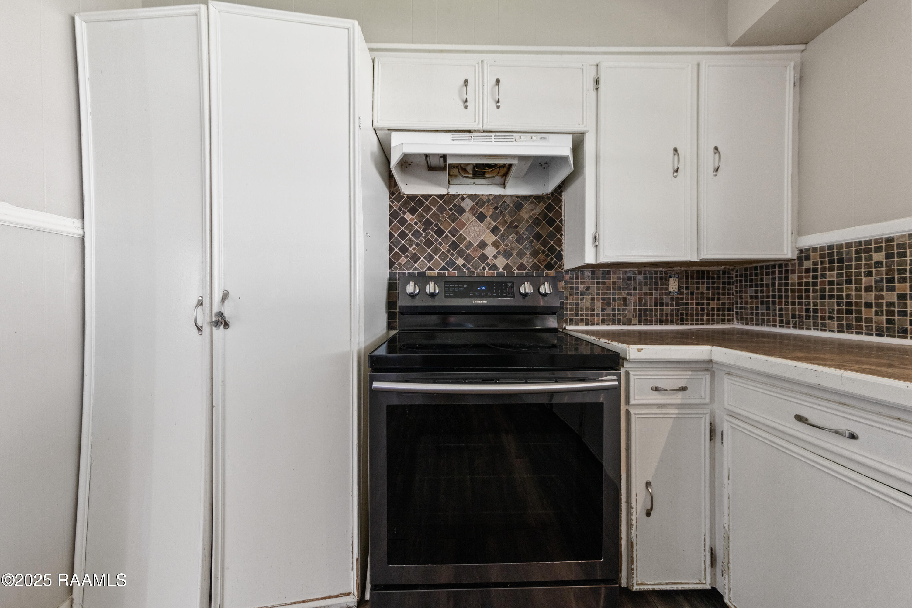 714 East 8th Street Crowley, LA 70526 - Photo 13 of 25 Stove & Pantry