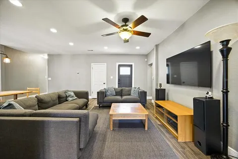 a view of a livingroom with a workspace