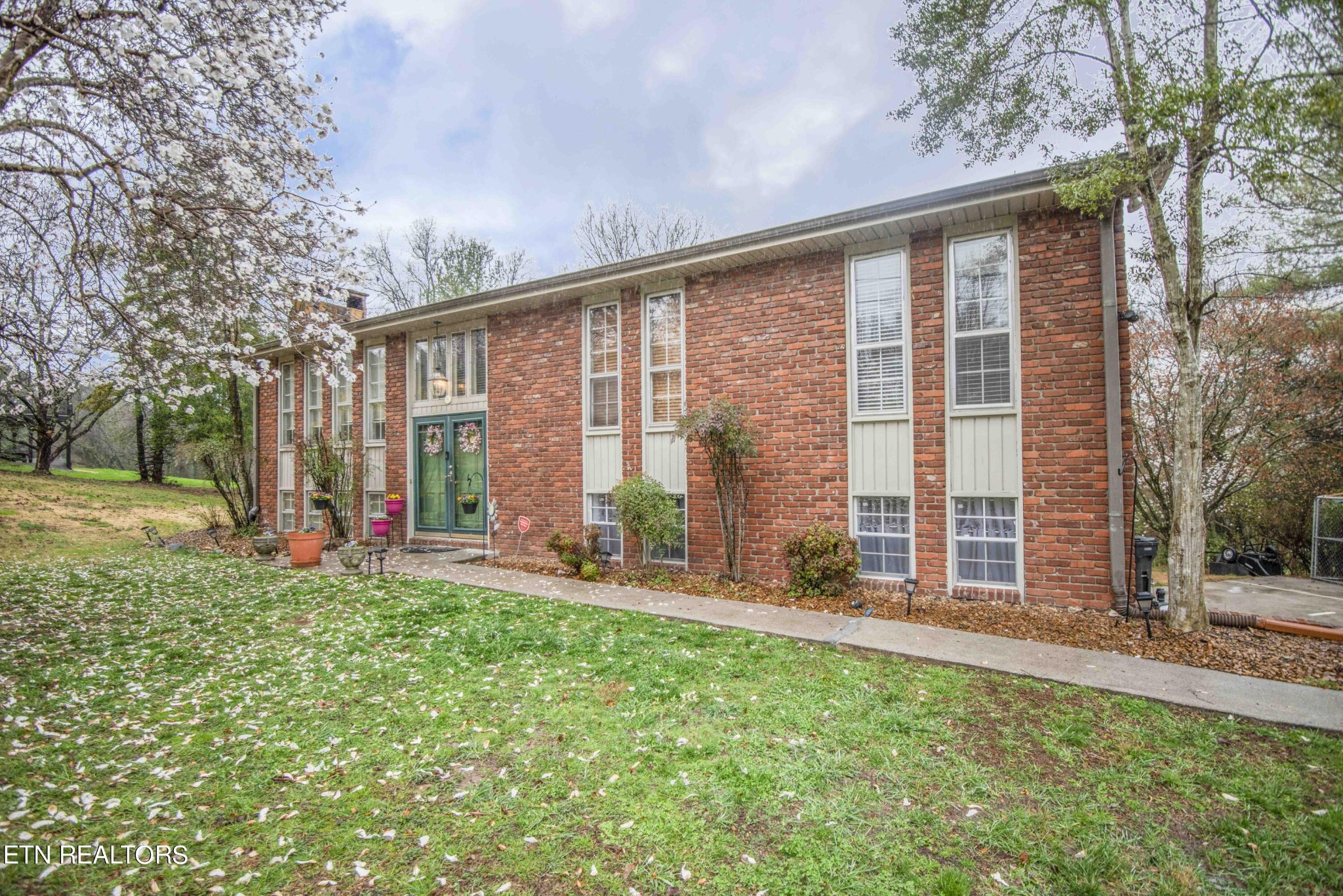 412 Farmer's Hollow Road Clinton, TN 37716 - Photo 1 of 51