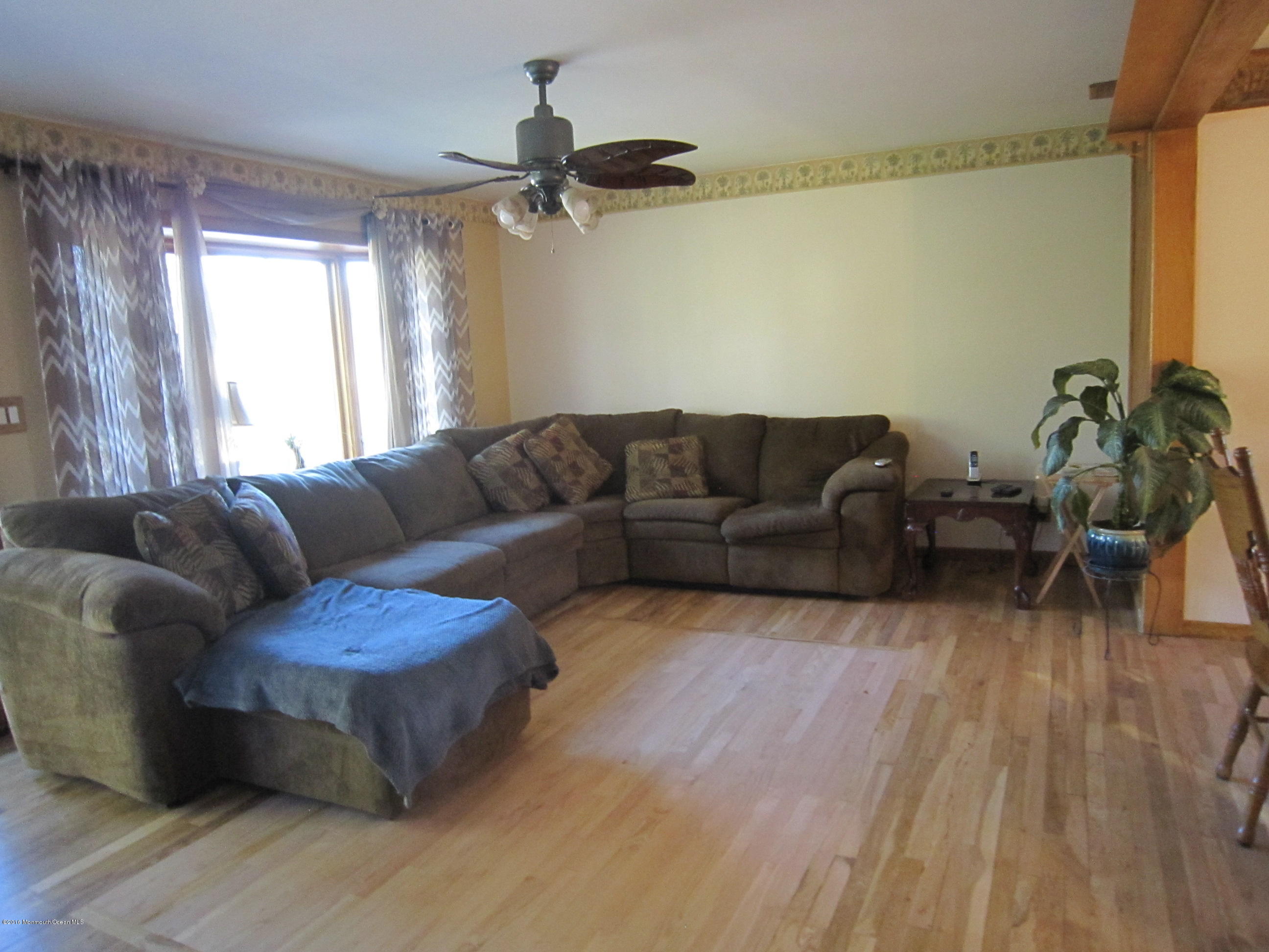 76 Darien Road Howell, NJ 07731 - Photo 3 of 11 IMG_5685