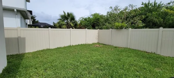 a view of a backyard