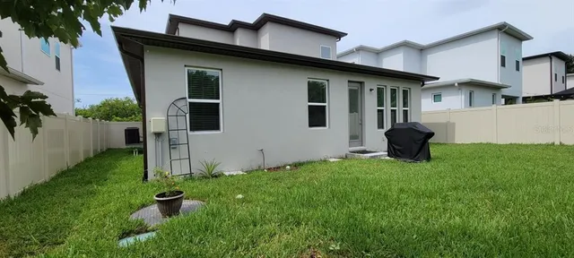 a view of backyard of the house