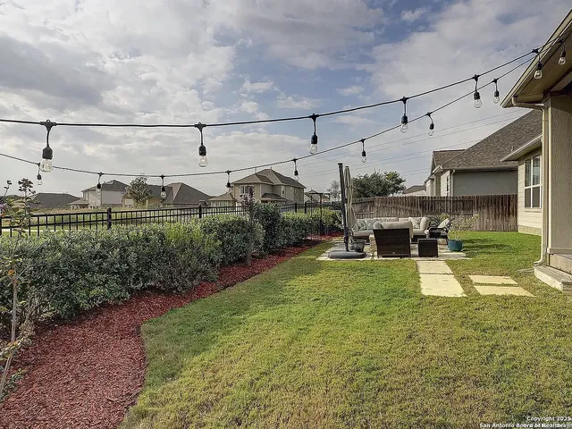 a view of a back yard
