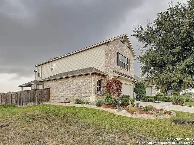 a view of a back yard of the house