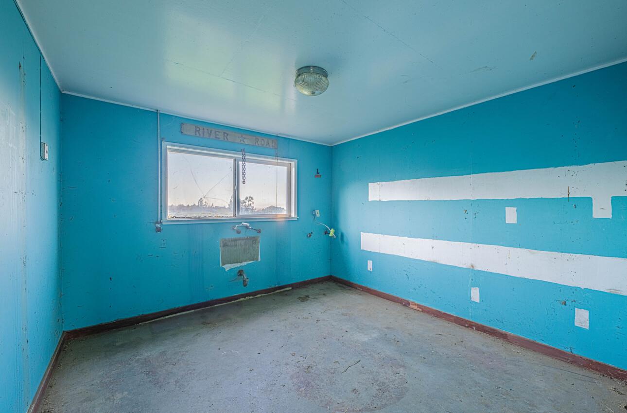 844 River Road Salinas, CA 93908 - Photo 71 of 77 a room with window and closet