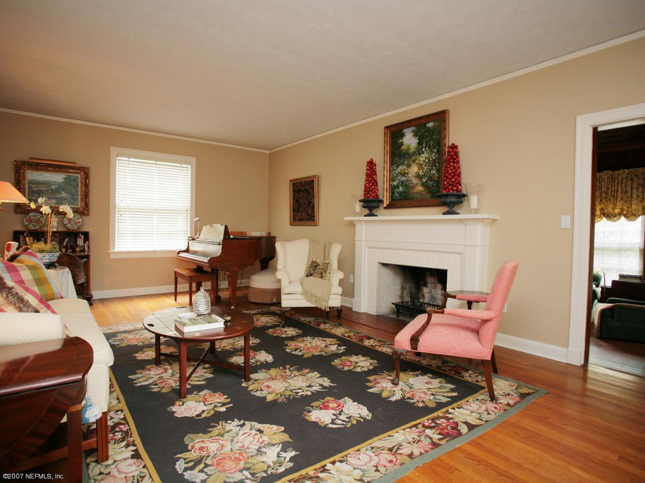 2419 Pineridge Road Jacksonville, FL 32207 - Photo 4 of 21 Living Room