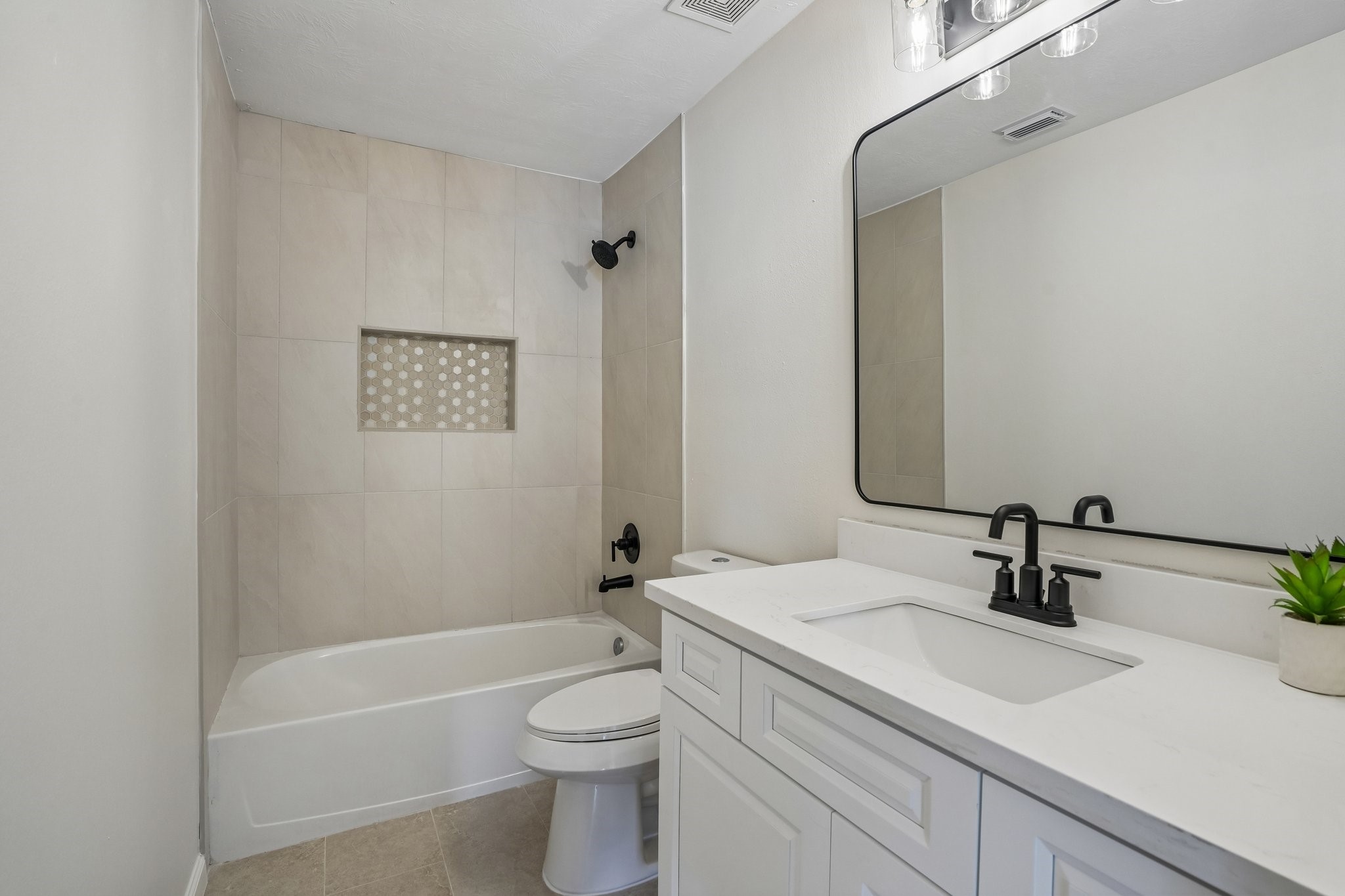 4419 Crossvine Avenue Baytown, TX 77521 - Photo 26 of 38 View of the full guest bathroom.