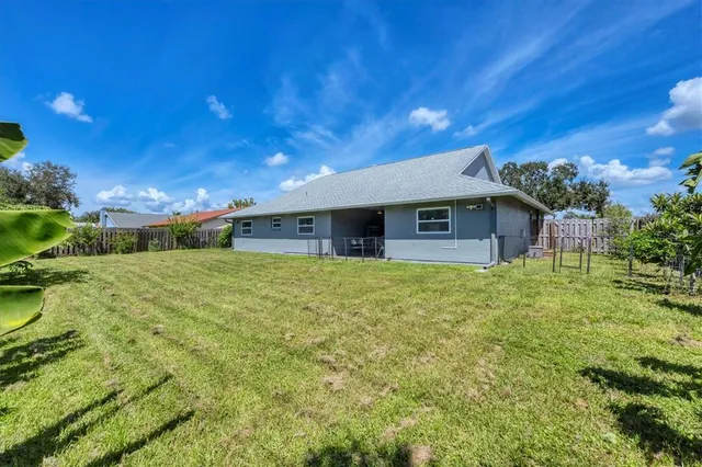 a view of a backyard