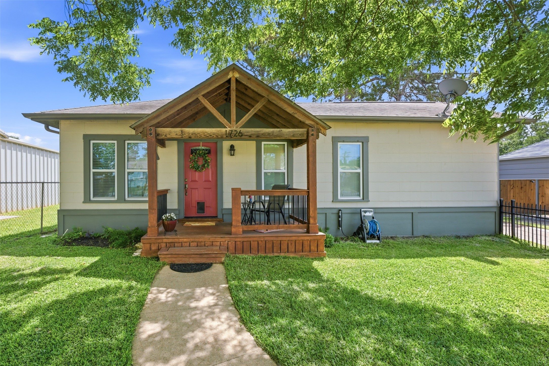 1726 13th Street Hempstead, TX 77445 - Photo 2 of 40 a front view of a house with garden