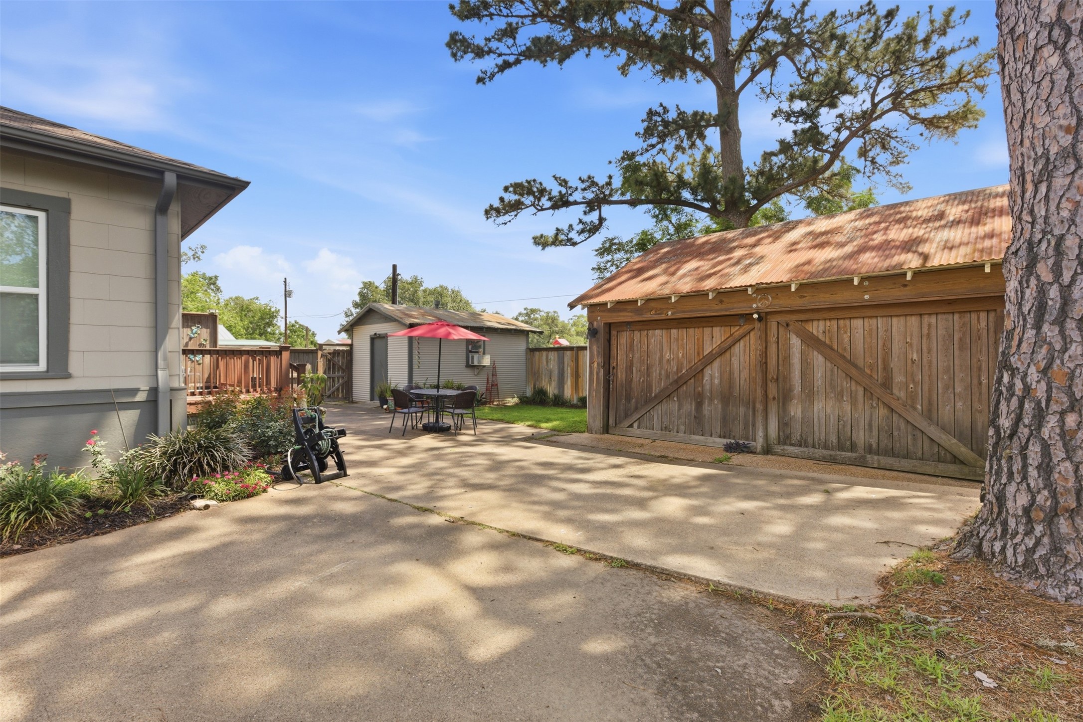 1726 13th Street Hempstead, TX 77445 - Photo 26 of 40 a front view of a house with a yard