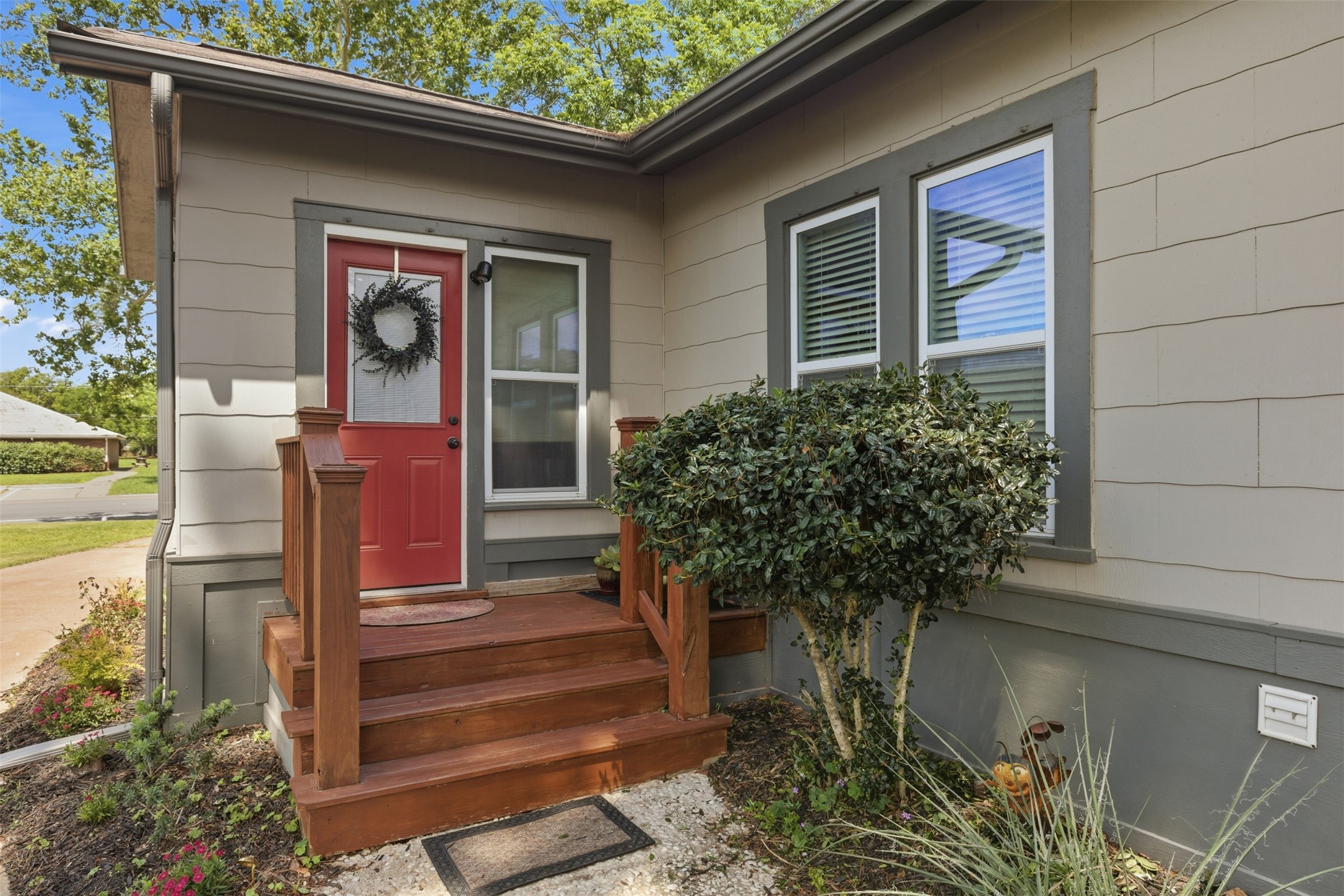 1726 13th Street Hempstead, TX 77445 - Photo 27 of 40 a potted plant sitting in front of a house