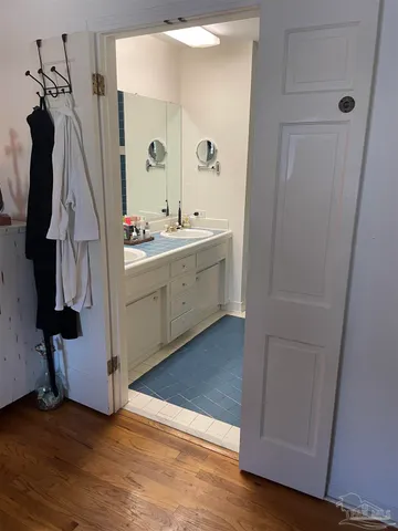 a view of a house with backyard and trees