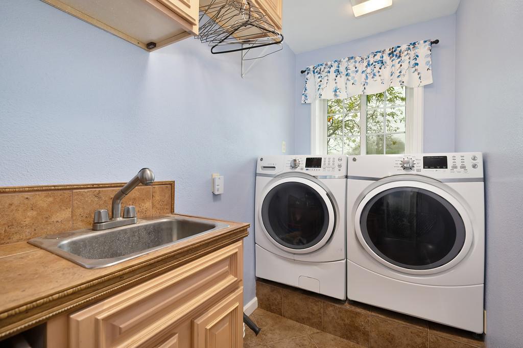 12156 Scott Grant Road Marysville, CA 95901 - Photo 36 of 77 a utility room with dryer and washer