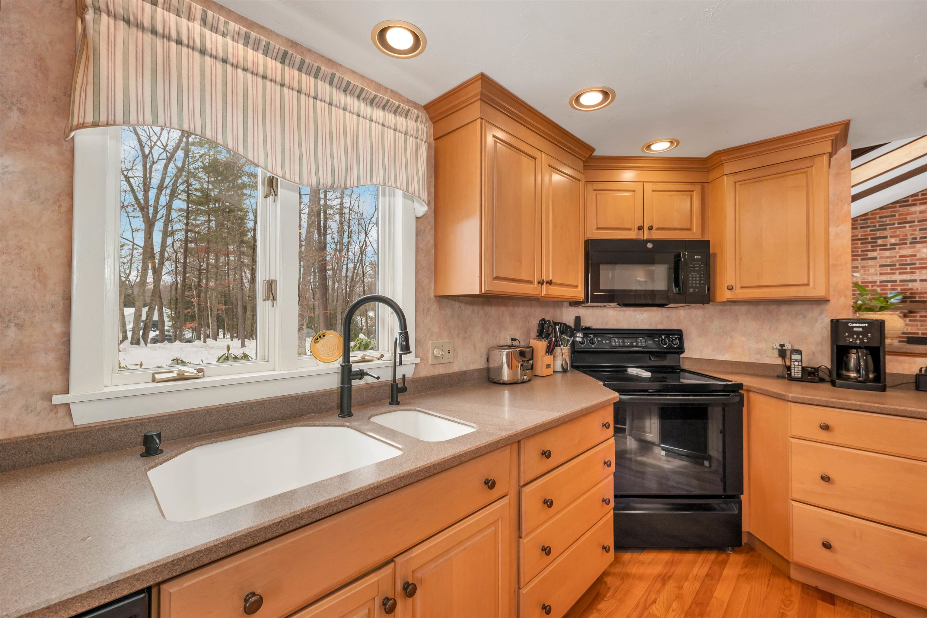 13 Park Street Windham, NH 03087 - Photo 4 of 41