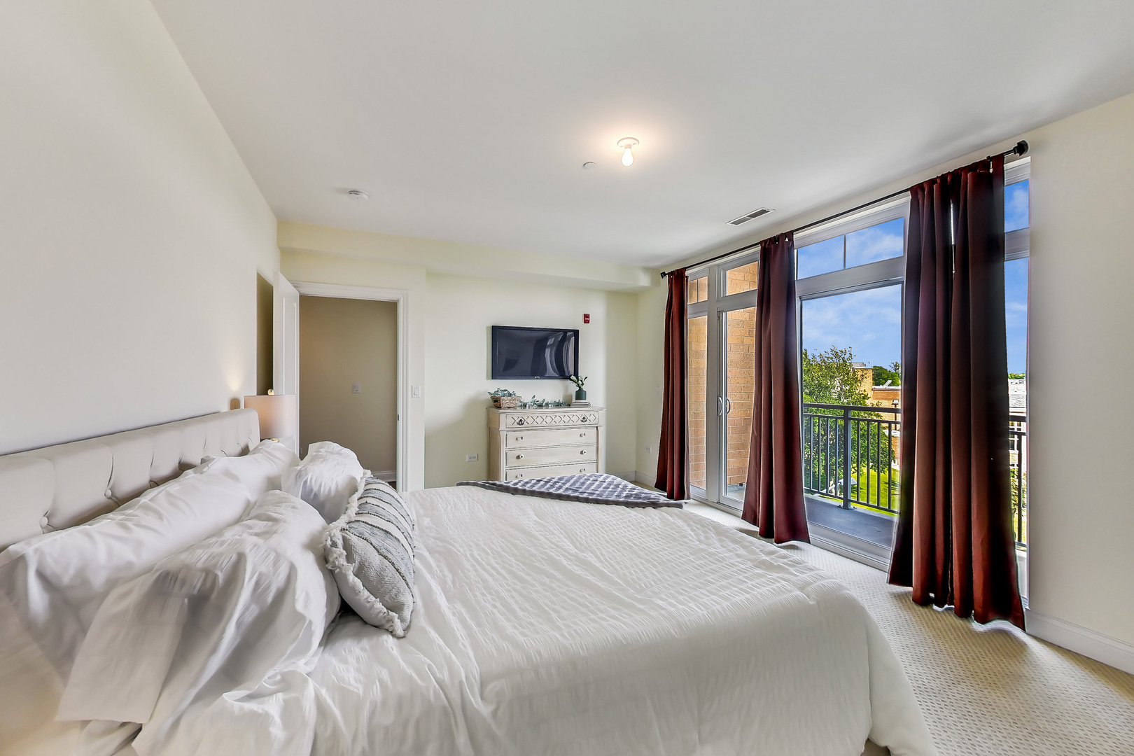 600 West Touhy Avenue, Unit 303 Park Ridge, IL 60068 - Photo 20 of 32 a bedroom with a large bed and a window