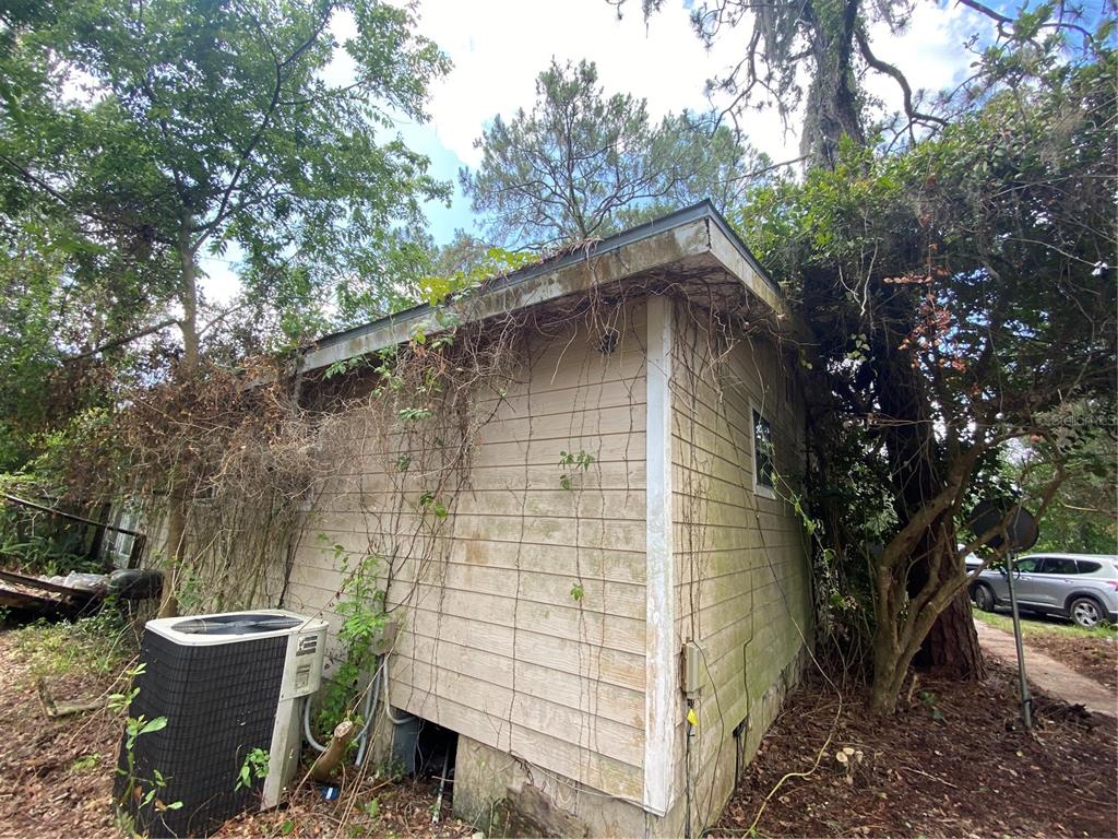 7801 Northeast 192nd Place Citra, FL 32113 - Photo 26 of 32 a backyard of a house with table and chairs