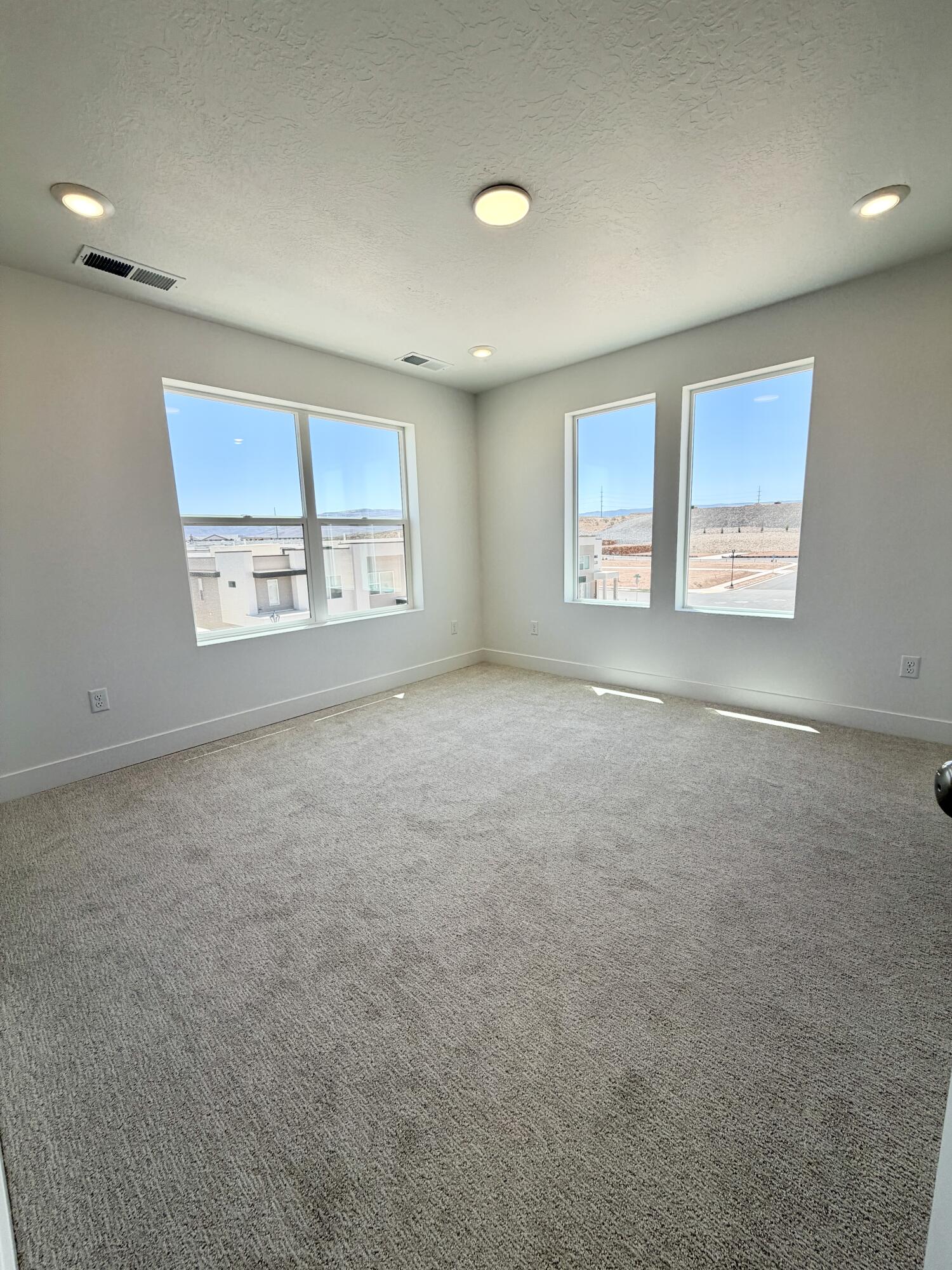 915 West Gold Ridge Ln Street St. George, UT 84790 - Photo 12 of 26 Primary Bedroom