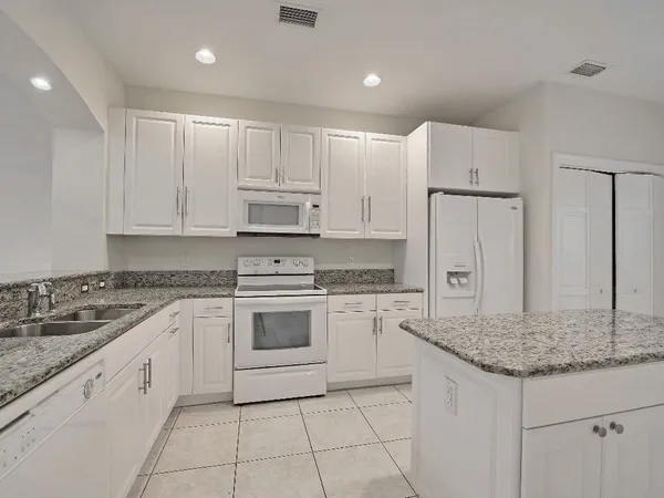 $2,700 | 1645 Baseline Lane, Vero Beach, FL 32967