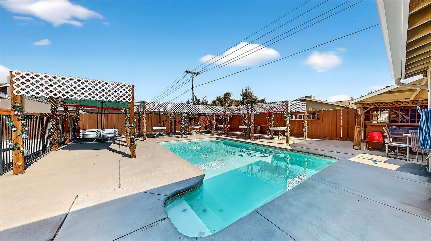 2720 Brooks Court Turlock, CA 95382 - Photo 29 of 50 a view of a house with a swimming pool