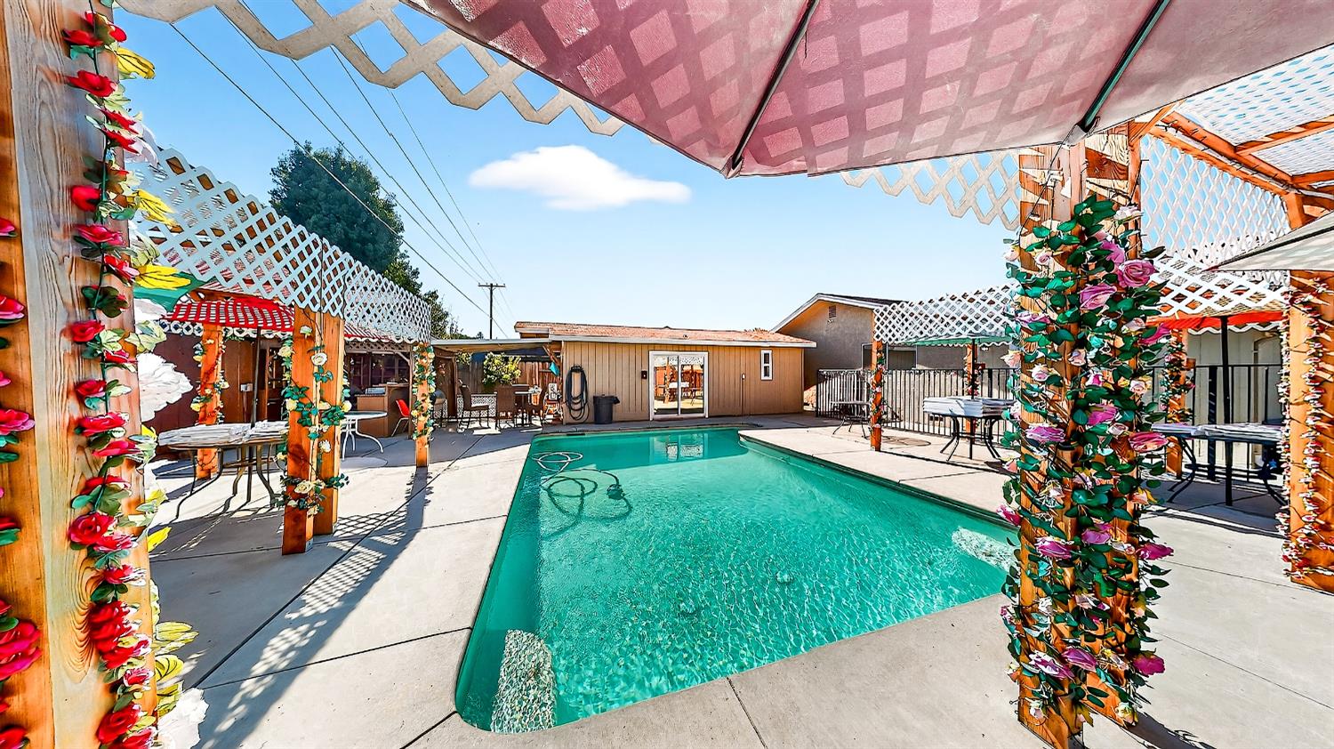 2720 Brooks Court Turlock, CA 95382 - Photo 30 of 50 a view of an chairs and tables in the patio